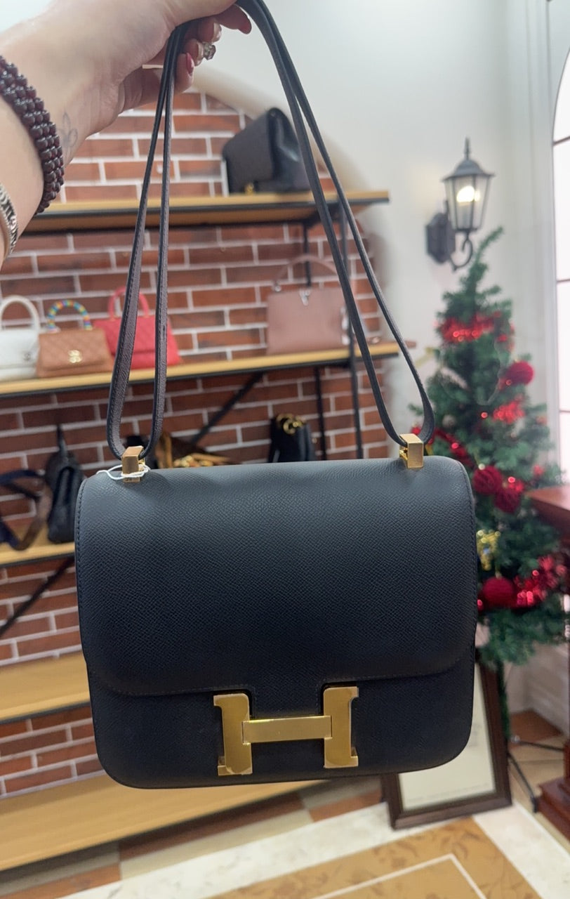 pre-owned Hermes constance 24 black shoulder bag