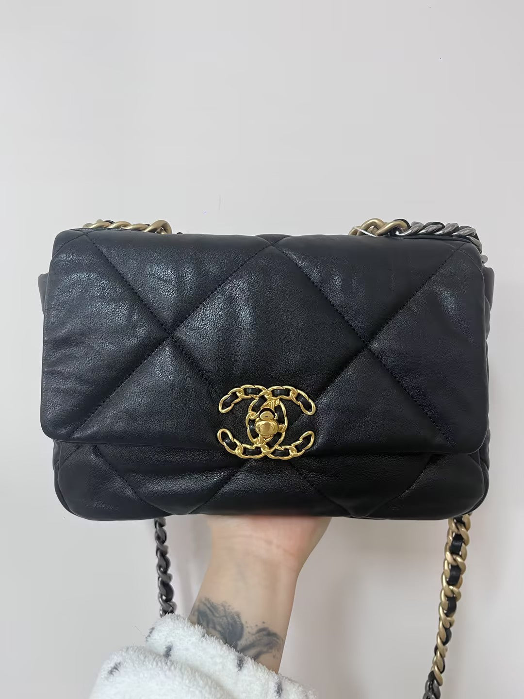Pre-Owned Chanel 19 black lambskin crossbody bag 70835974
