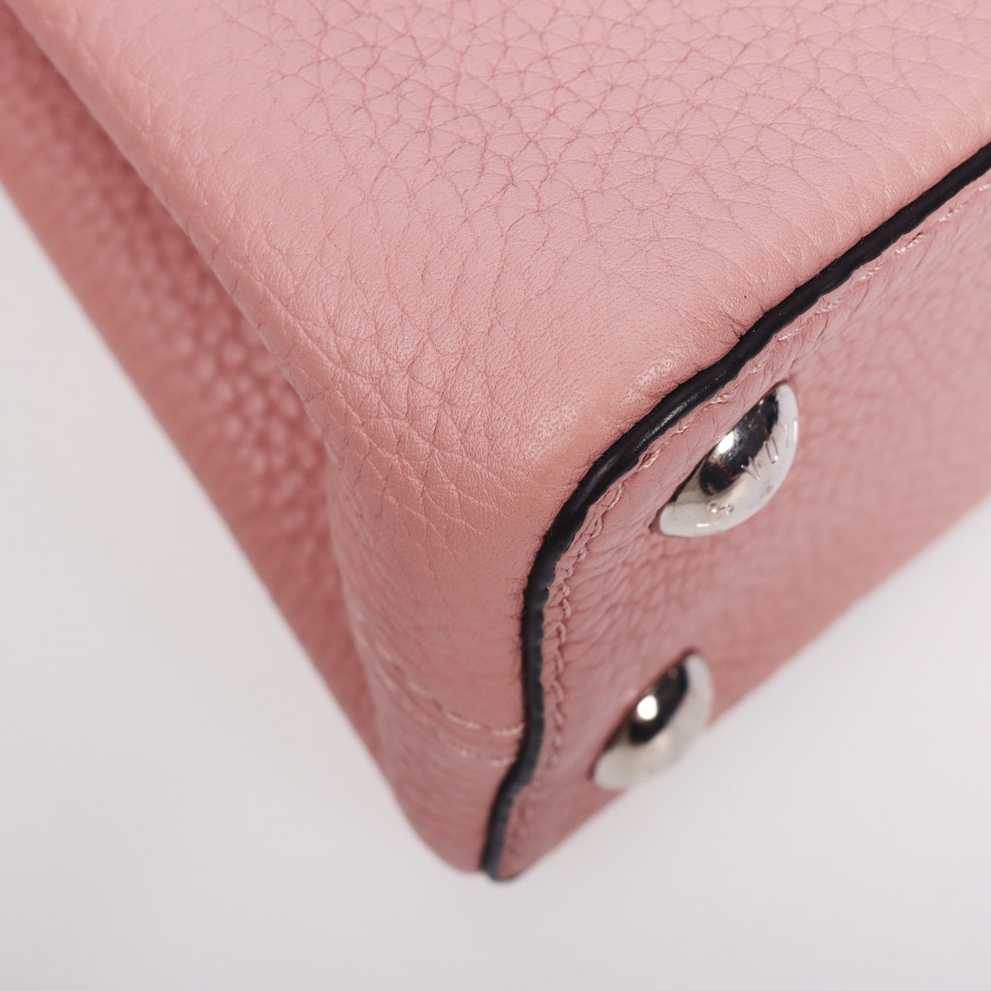 Pre-Owned Louis Vuitton Capucines MM Pink Grained Calfskin Shoulder Bag 12045525