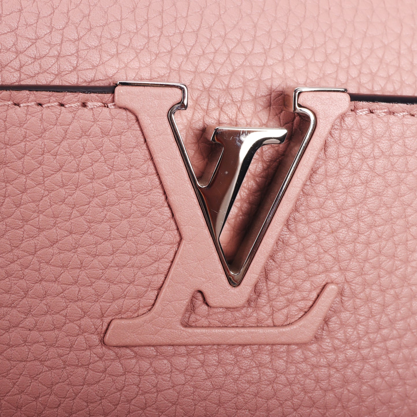 Pre-Owned Louis Vuitton Capucines MM Pink Grained Calfskin Shoulder Bag 12045525