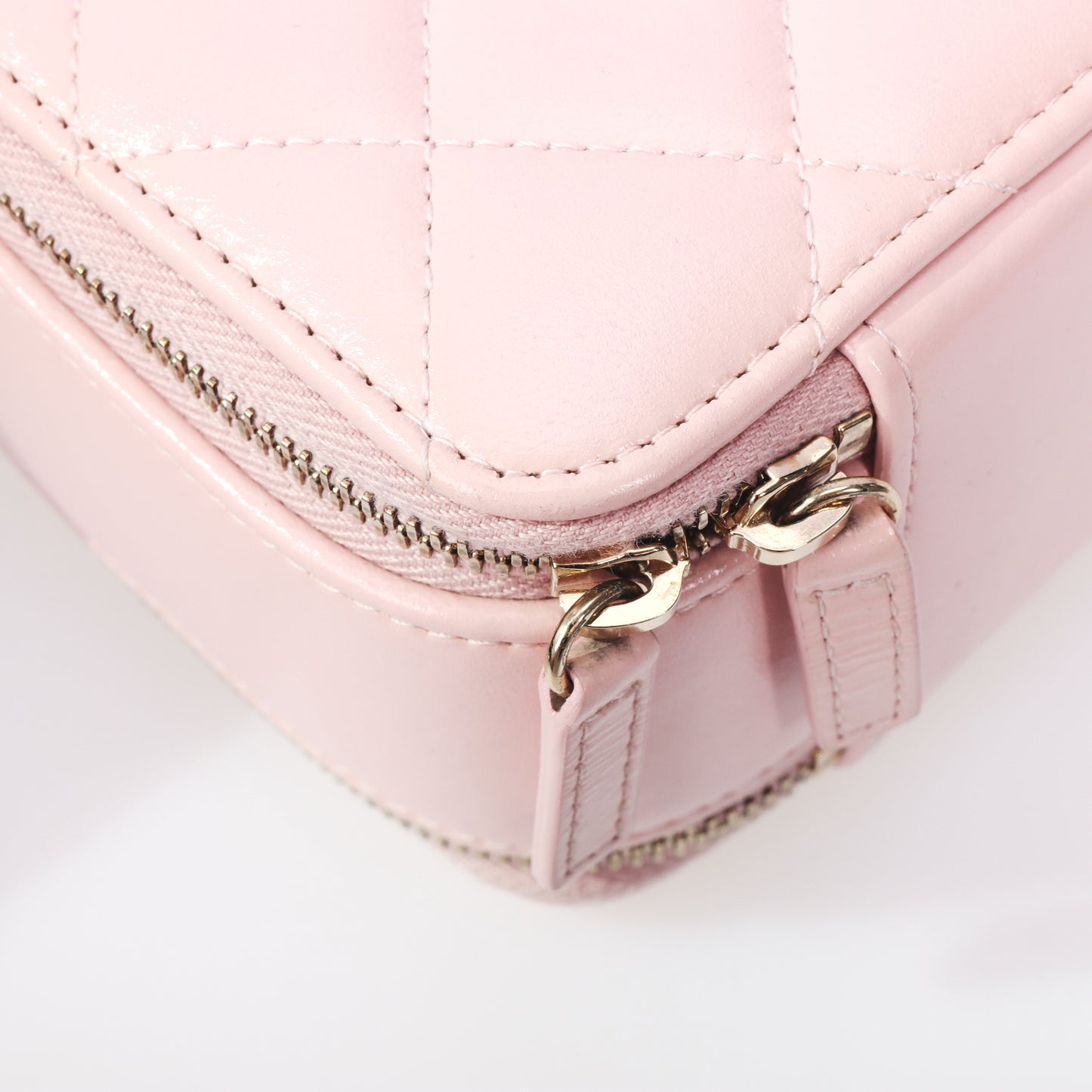 Pre-Owned Chanel Vanity Case Pink Quilted Lambskin Leather Crossbody Bag 12307553 c