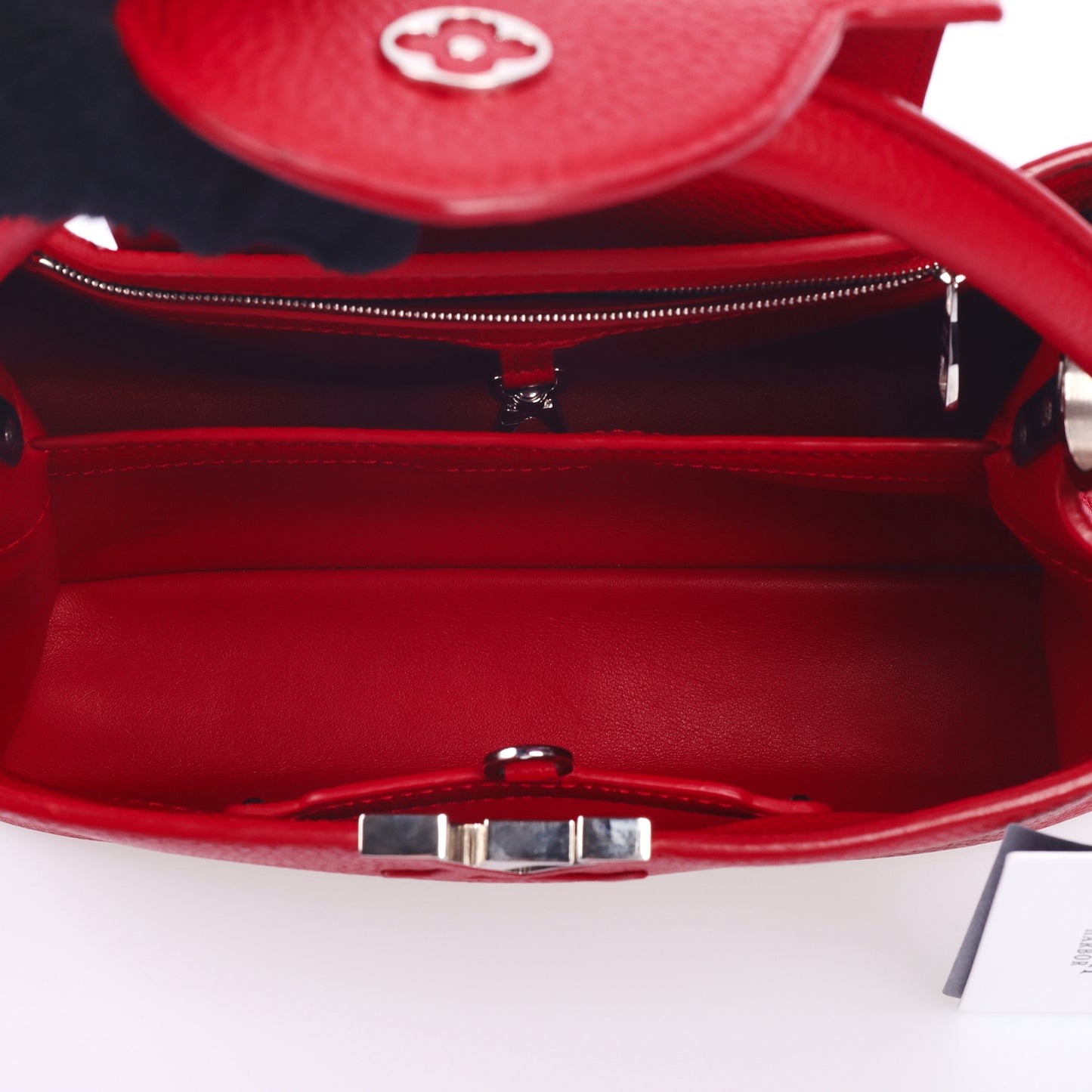 Pre-Owned Louis Vuitton Capucines Red Calfskin Shoulder Bag 16146361