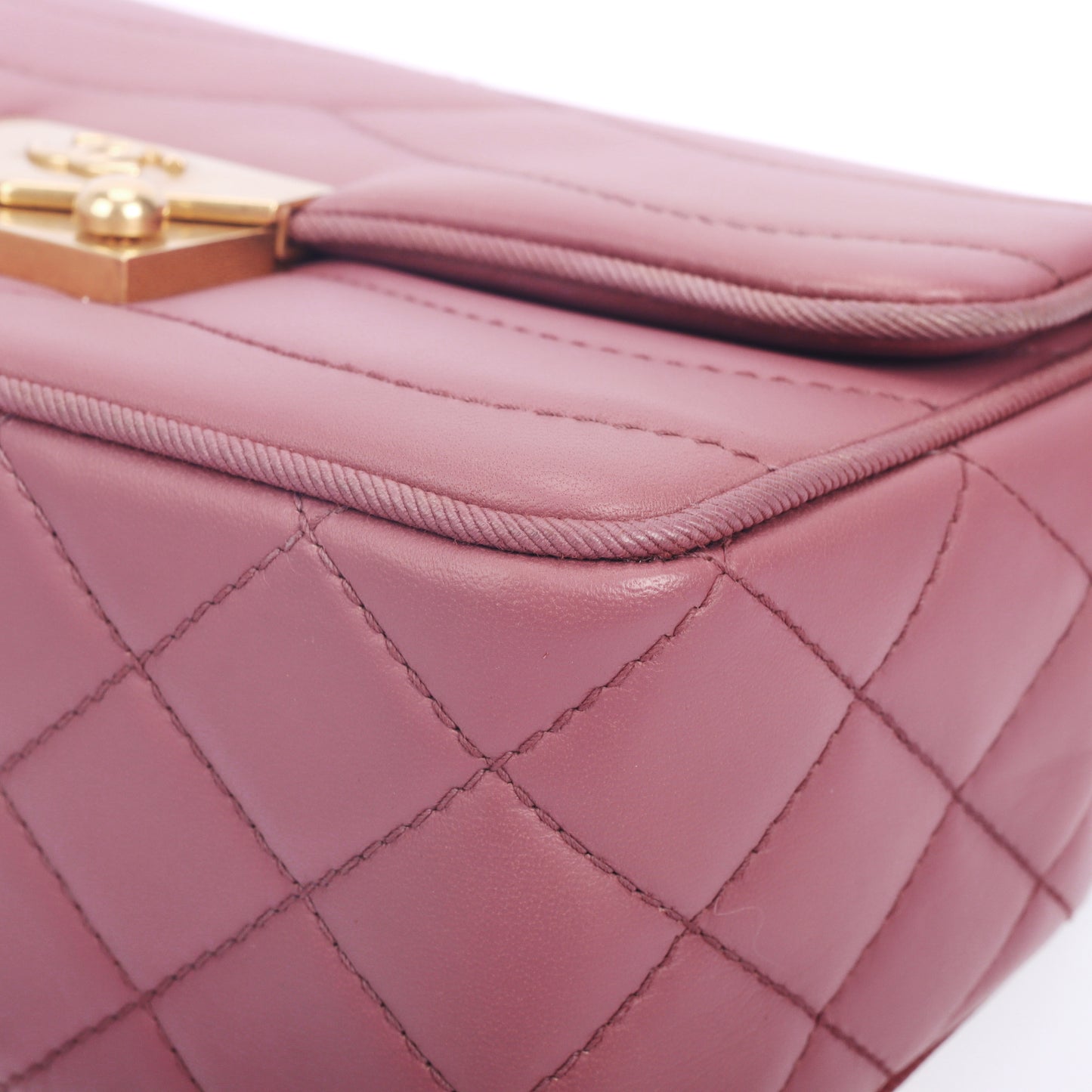 Pre-Owned Chanel Pagoda Flap Mauve Calfskin Shoulder Bag 18450128  yj