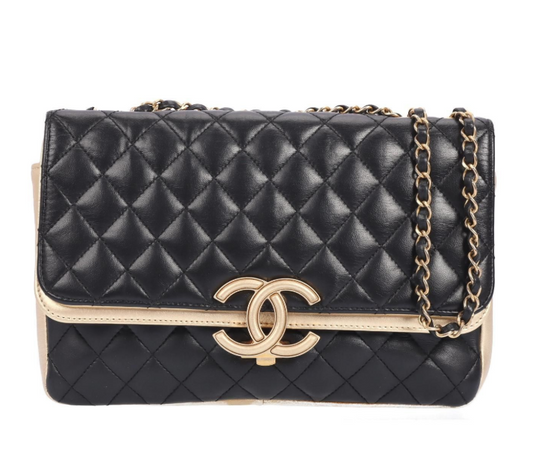 Pre-Owned Chanel Classic Flap Black Quilted Lambskin Shoulder Bag 64686178