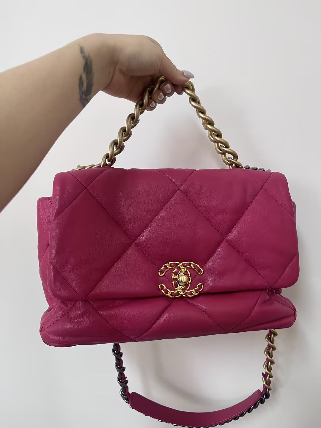 Pre-Owned Chanel 19 hot pink lambskin crossbody bag 90536078