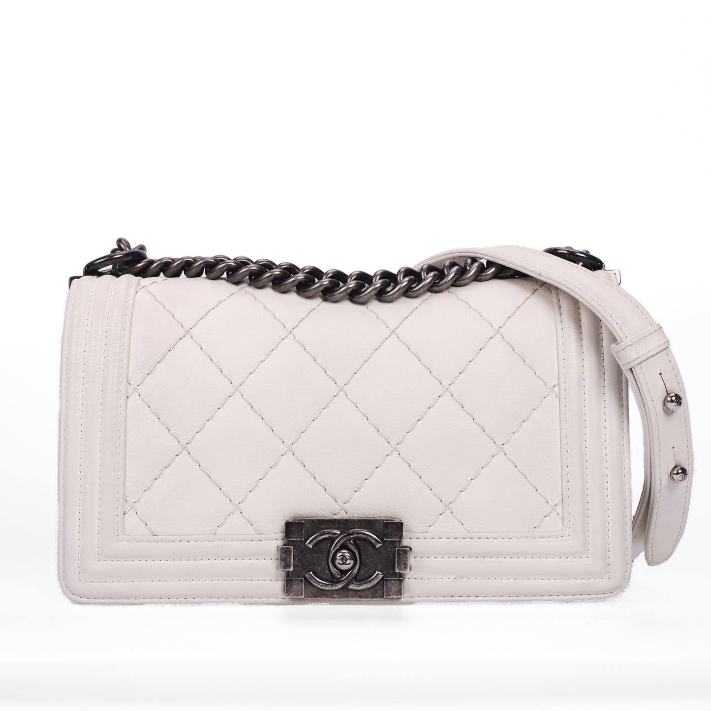 Pre-Owned Chanel Boy White Quilted Calfskin Shoulder Bag 26030700
