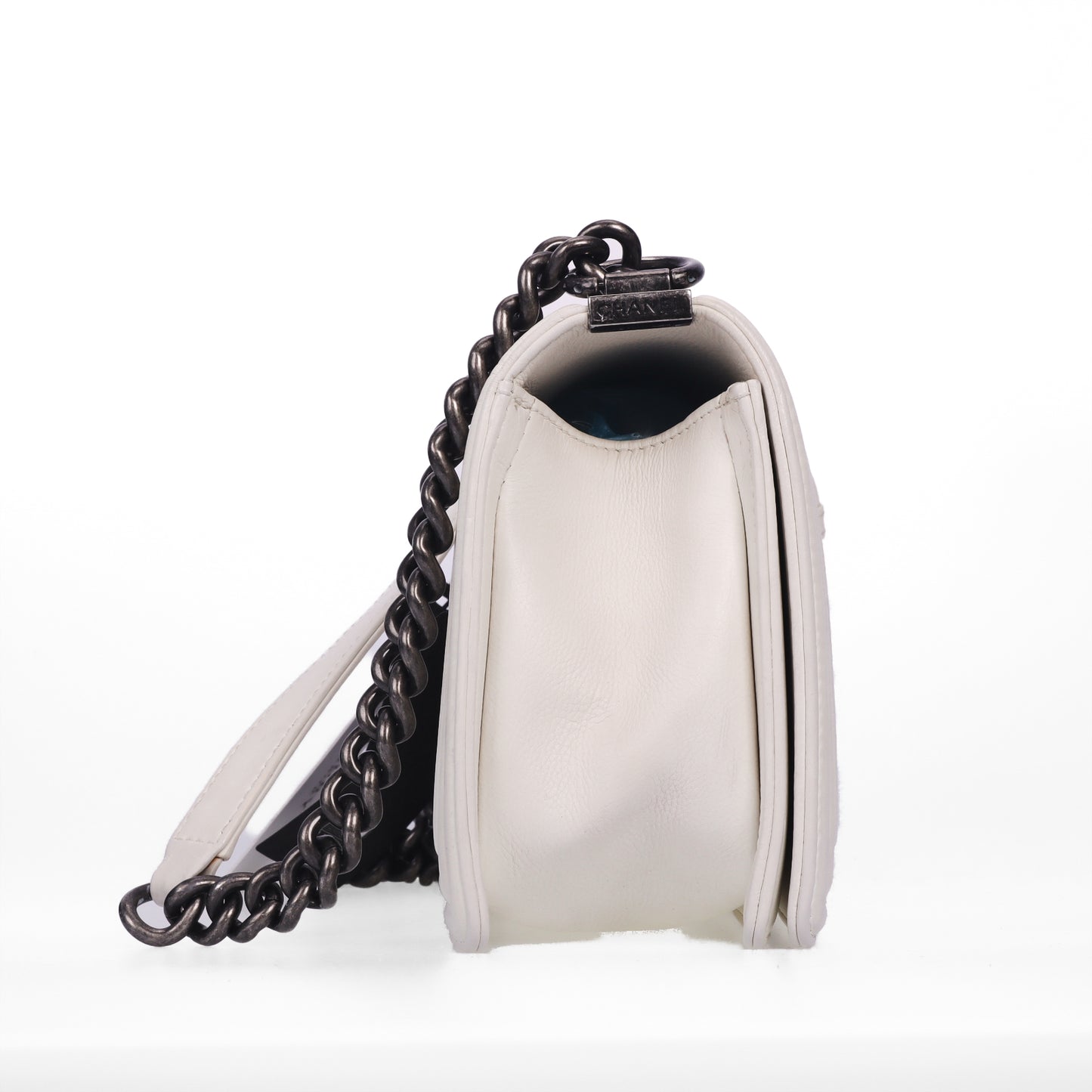 Pre-Owned Chanel Boy White Quilted Calfskin Shoulder Bag 26030700