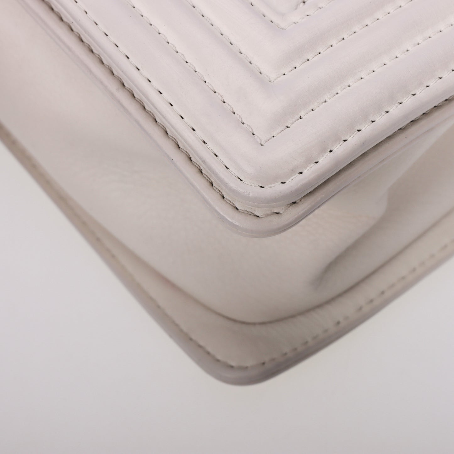 Pre-Owned Chanel Boy White Quilted Calfskin Shoulder Bag 26030700