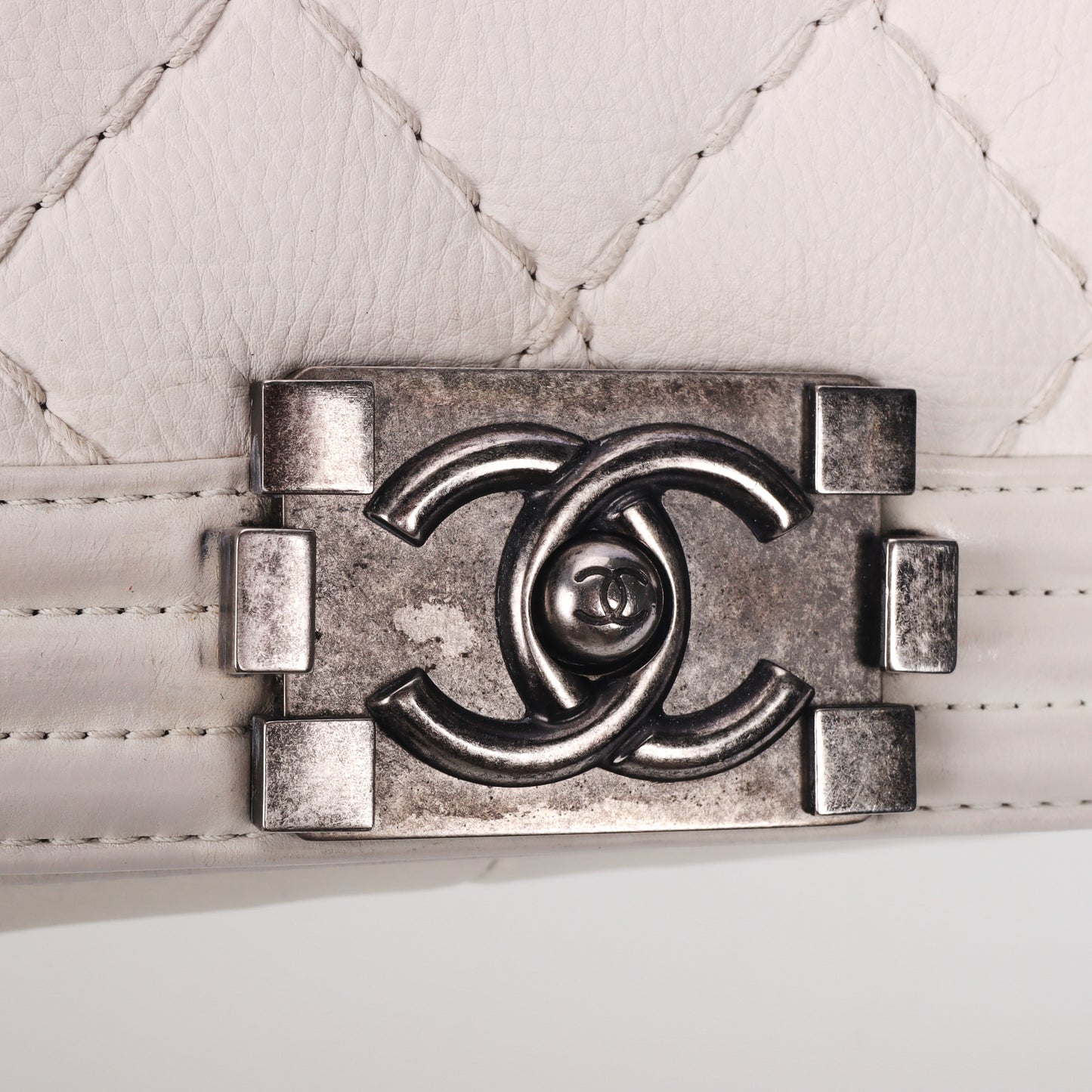 Pre-Owned Chanel Boy White Quilted Calfskin Shoulder Bag 26030700