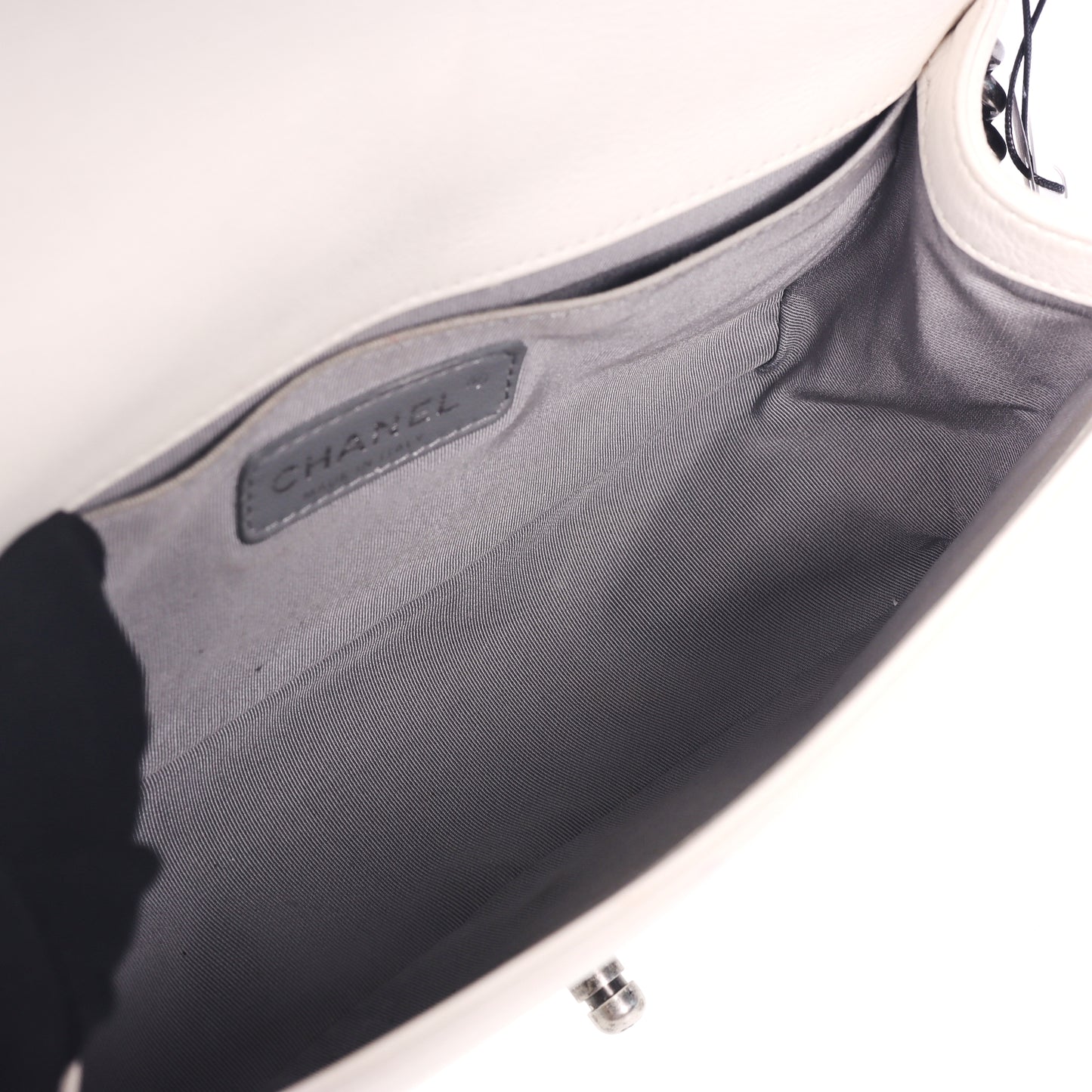 Pre-Owned Chanel Boy White Quilted Calfskin Shoulder Bag 26030700