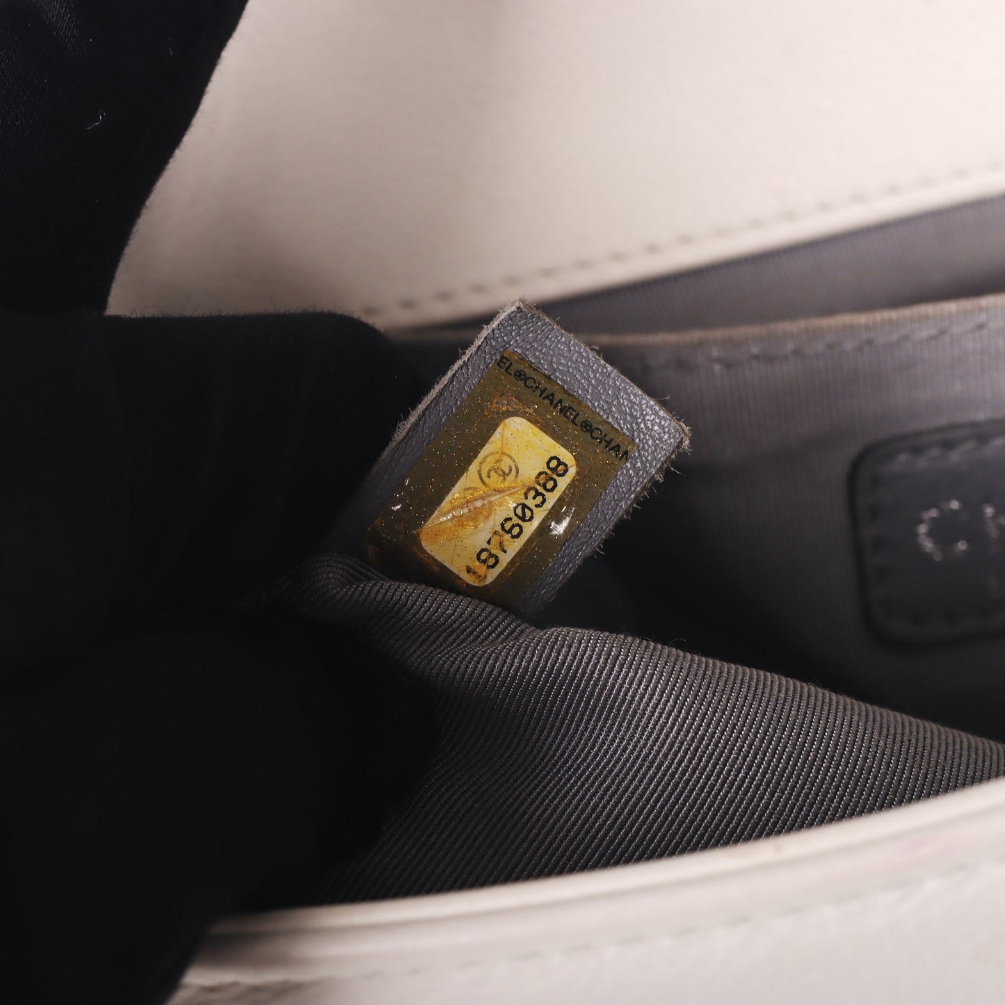 Pre-Owned Chanel Boy White Quilted Calfskin Shoulder Bag 26030700