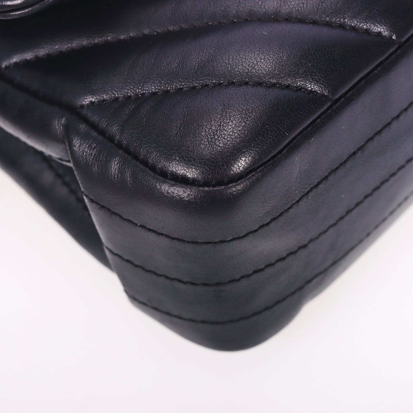 Pre-Owned Chanel Classic Flap Black Chevron Quilted Lambskin Leather Shoulder Bag 27658960