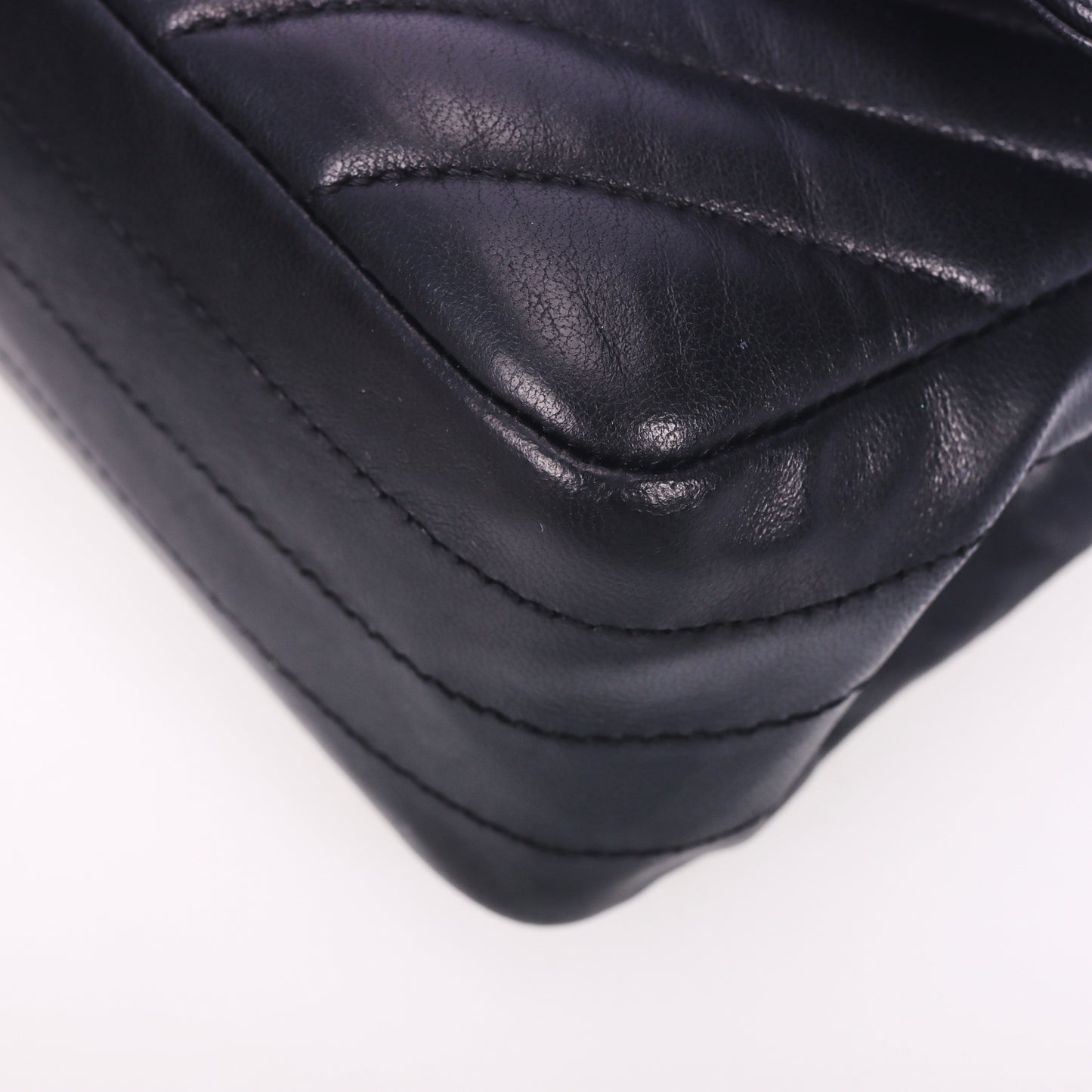 Pre-Owned Chanel Classic Flap Black Chevron Quilted Lambskin Leather Shoulder Bag 27658960