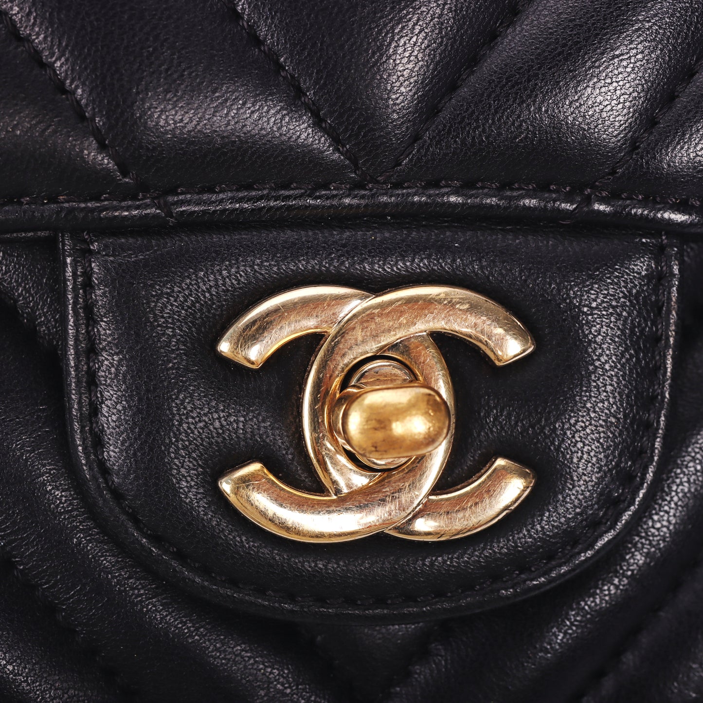 Pre-Owned Chanel Classic Flap Black Chevron Quilted Lambskin Leather Shoulder Bag 27658960