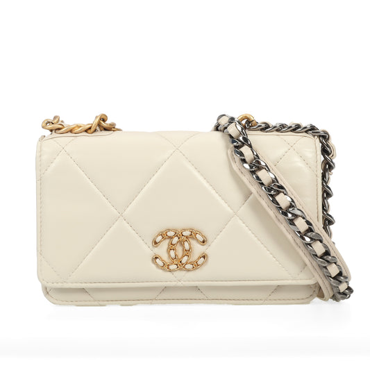 Pre-Owned Chanel 19 White Quilted Lambskin Wallet on Chain 34651605