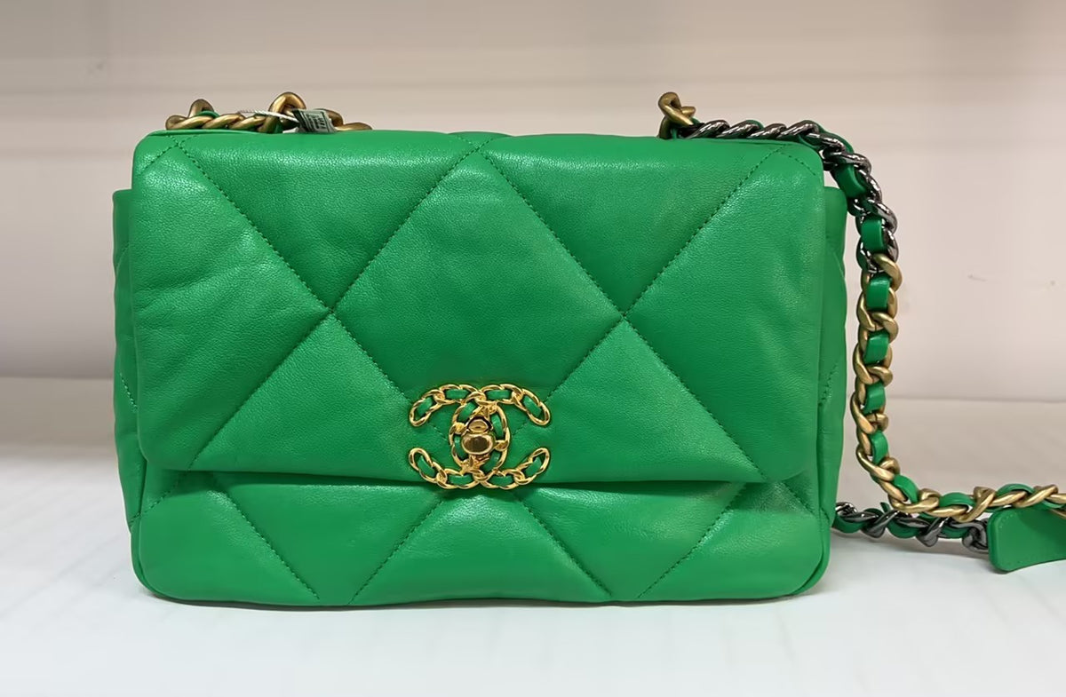 Pre-Owend Chanel 19 Bag Bamboo Grenn Small 11300938