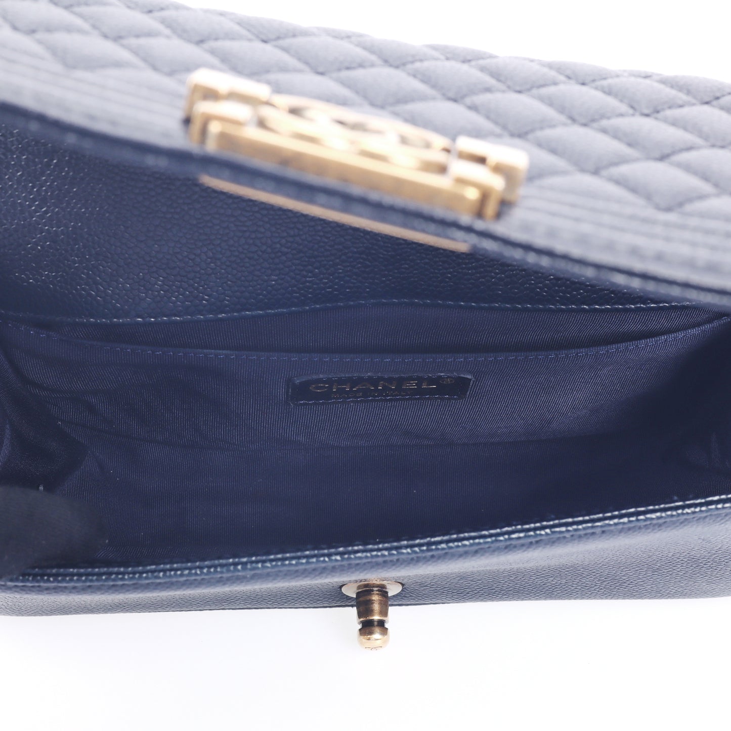 Pre-Owned Chanel Medium Size Boy Black Quilted Calfskin Crossbody Bag 40214389