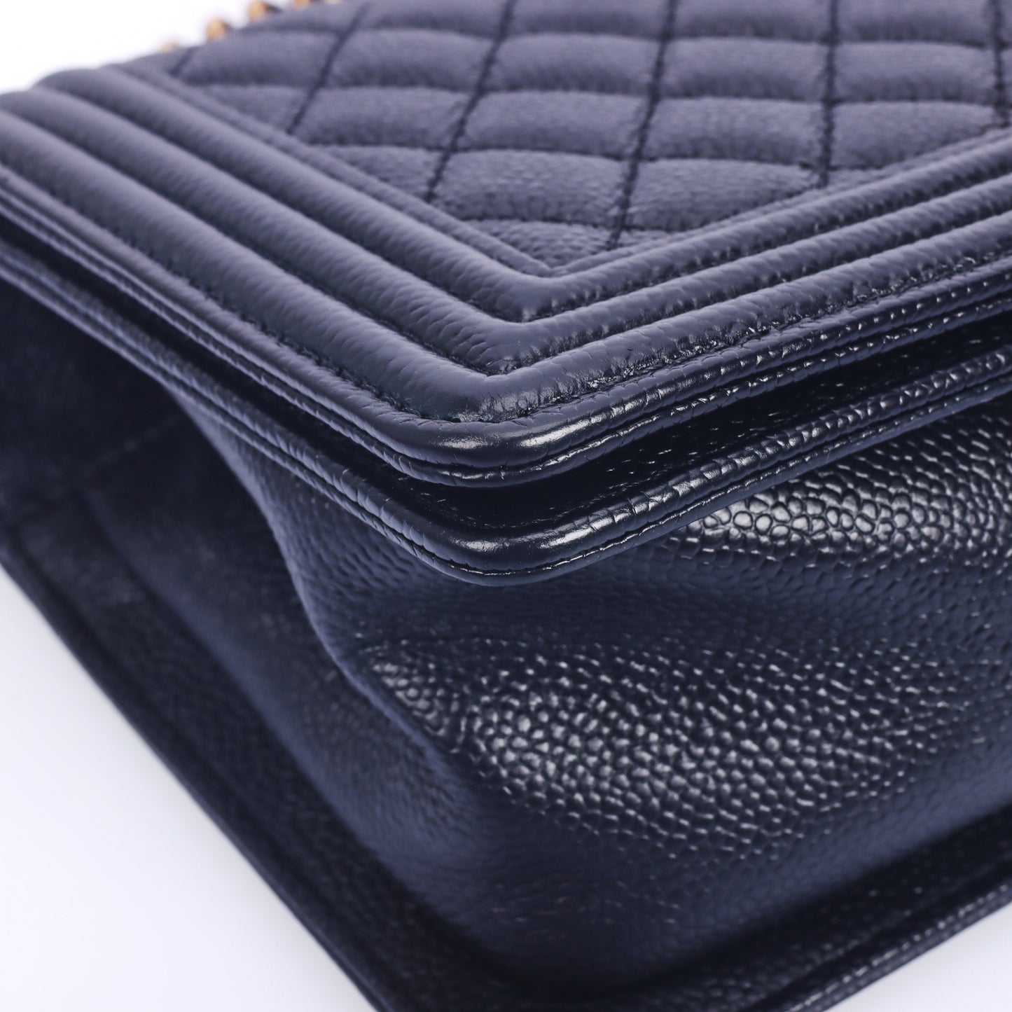 Pre-Owned Chanel Medium Size Boy Black Quilted Calfskin Crossbody Bag 40214389