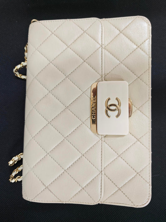 pre-loved chanel white enamel closure flap bag 98129564