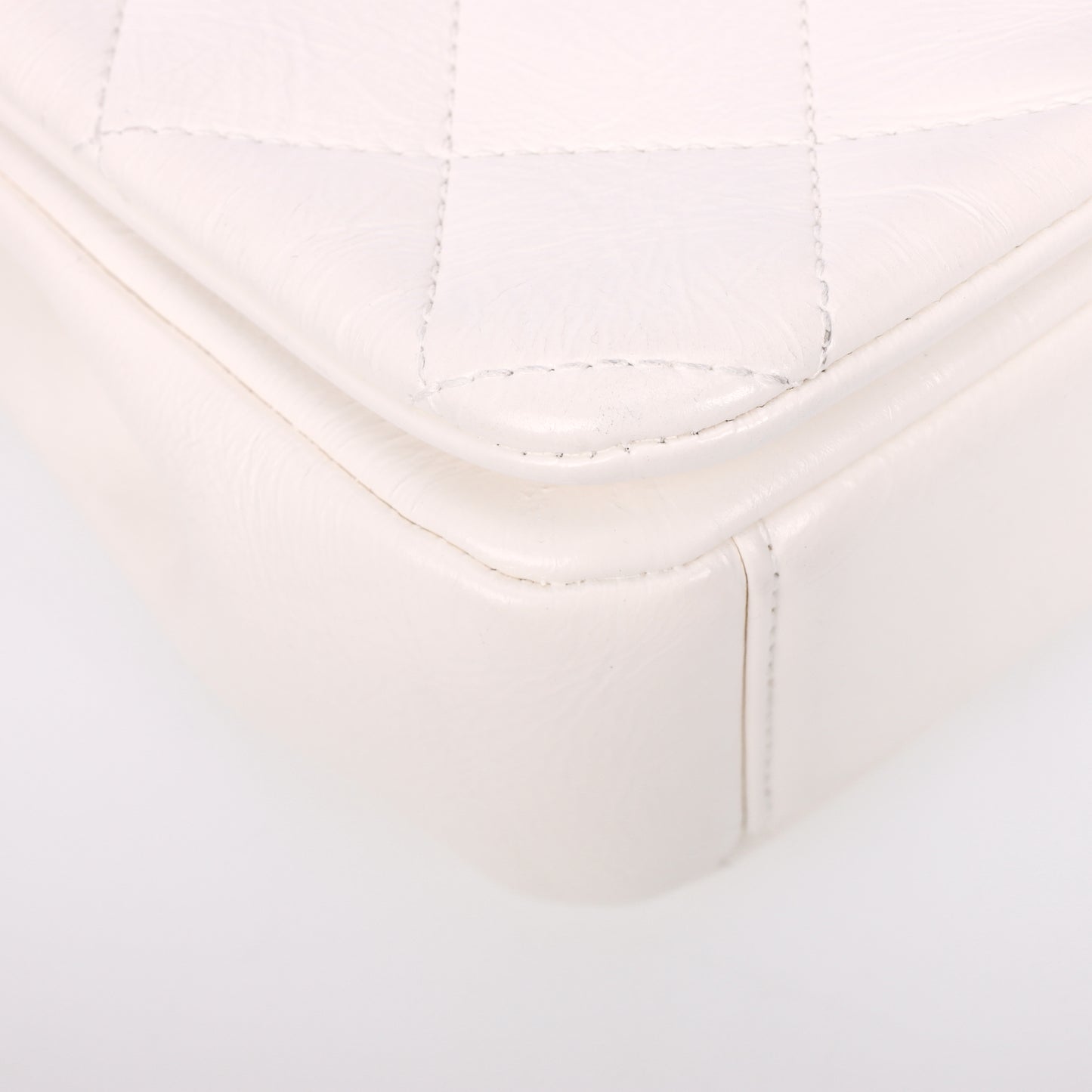 Pre-Owned Chanel 19 Flap White Quilted Leather Shoulder Bag 45258572 c