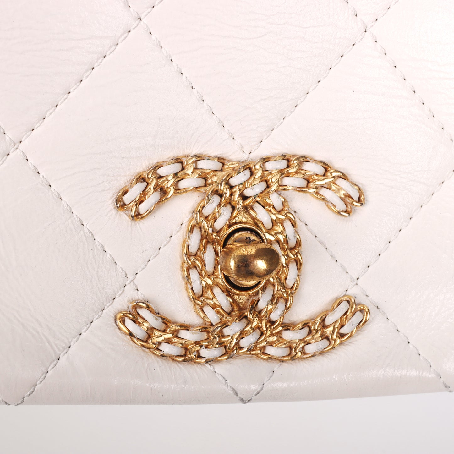 Pre-Owned Chanel 19 Flap White Quilted Leather Shoulder Bag 45258572 c