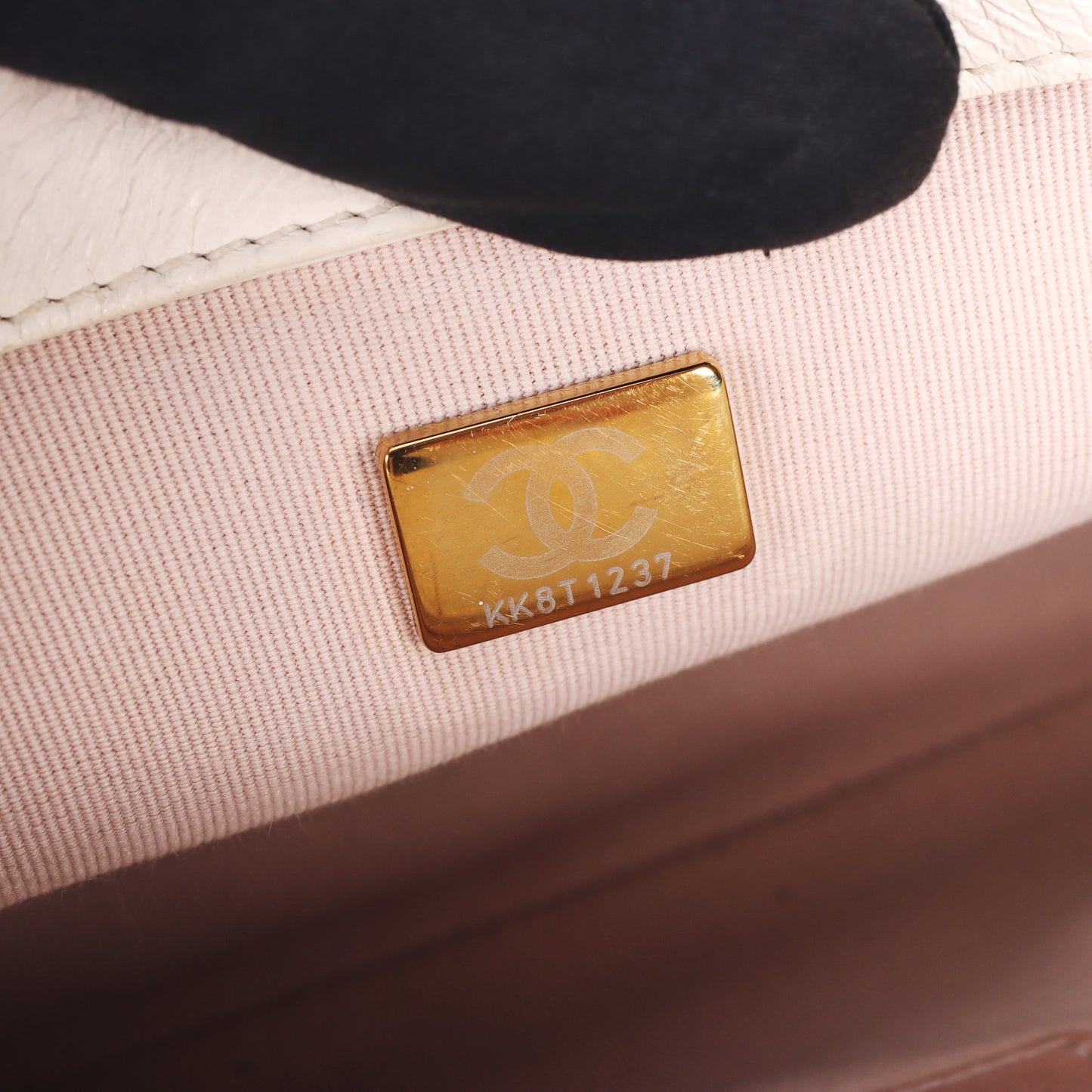 Pre-Owned Chanel 19 Flap White Quilted Leather Shoulder Bag 45258572 c