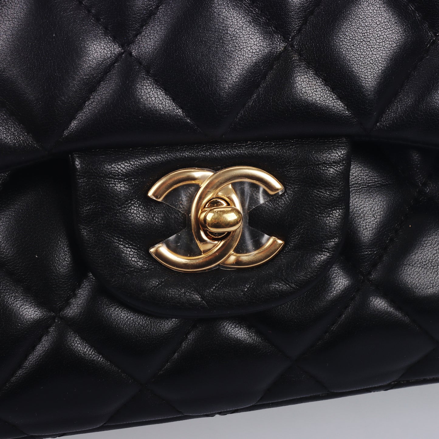 Pre-Owned Chanel Classic Flap Medium Black Quilted Leather Shoulder Bag 48021791
