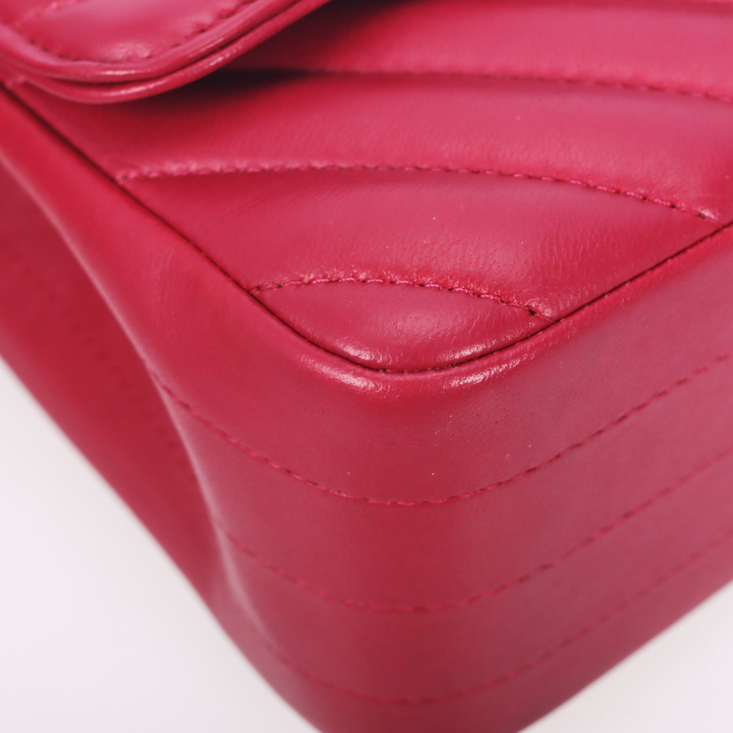 Pre-Owned Chanel Classic Flap Fuchsia Chevron Quilted Lambskin Leather Shoulder Bag 50068315