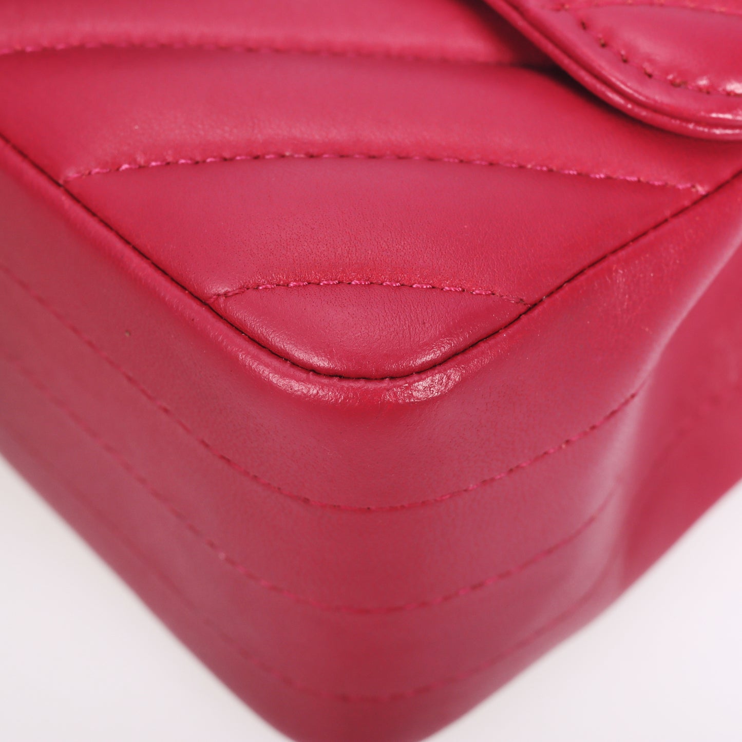 Pre-Owned Chanel Classic Flap Fuchsia Chevron Quilted Lambskin Leather Shoulder Bag 50068315