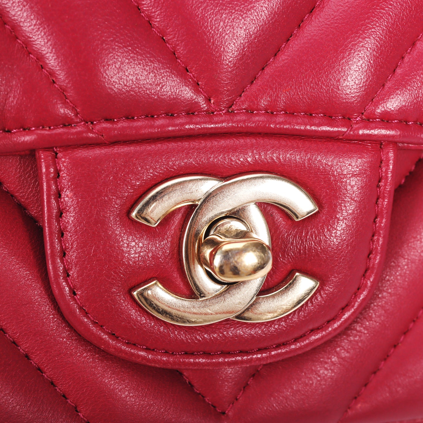 Pre-Owned Chanel Classic Flap Fuchsia Chevron Quilted Lambskin Leather Shoulder Bag 50068315