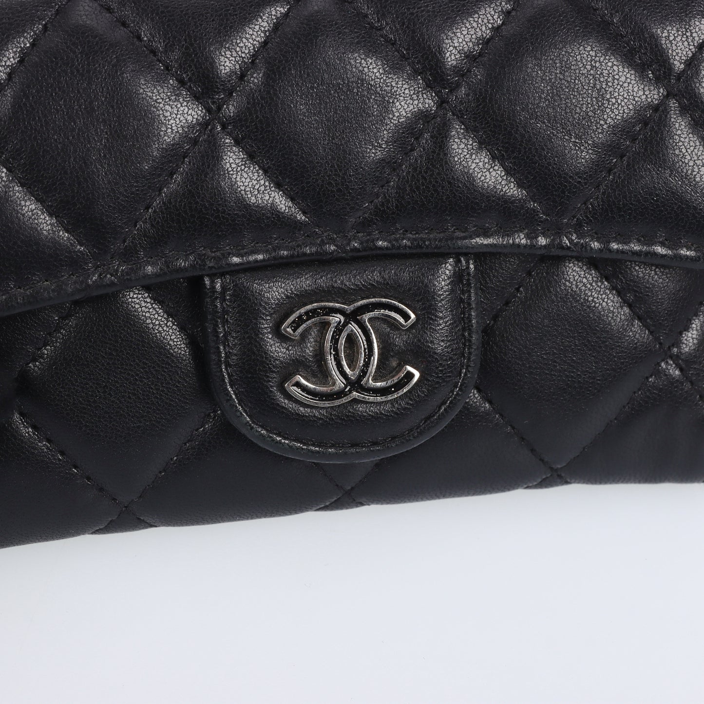 Pre-Owned Chanel Classic Flap Wallet Black Quilted Lambskin Leather Wallet 51155681