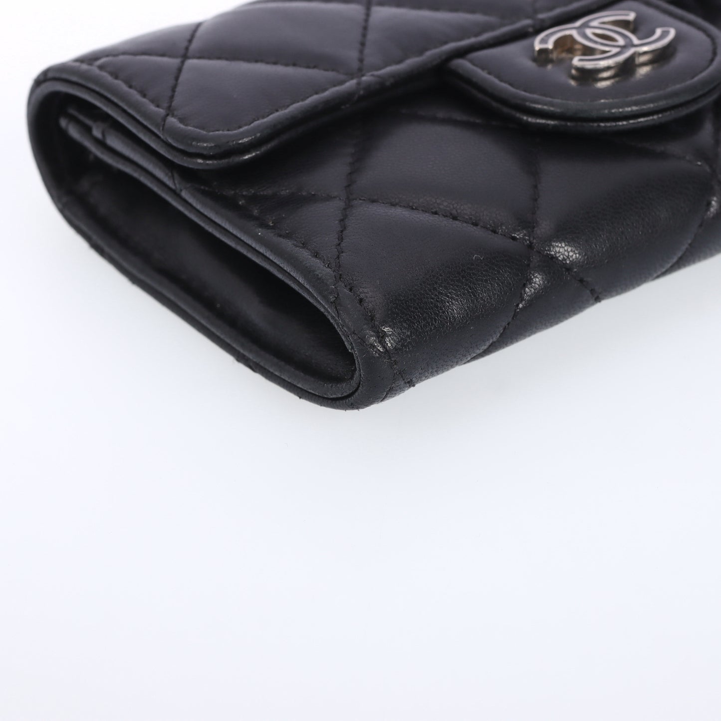 Pre-Owned Chanel Classic Flap Wallet Black Quilted Lambskin Leather Wallet 51155681