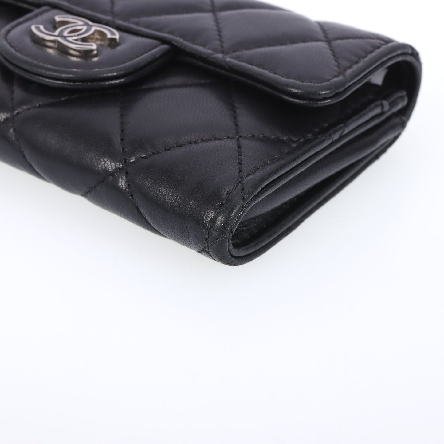 Pre-Owned Chanel Classic Flap Wallet Black Quilted Lambskin Leather Wallet 51155681