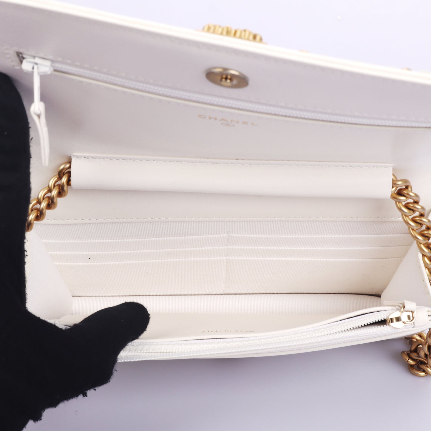 Pre-Owned Chanel Boy 23P White Calfskin Wallet on Chain 54239853 L