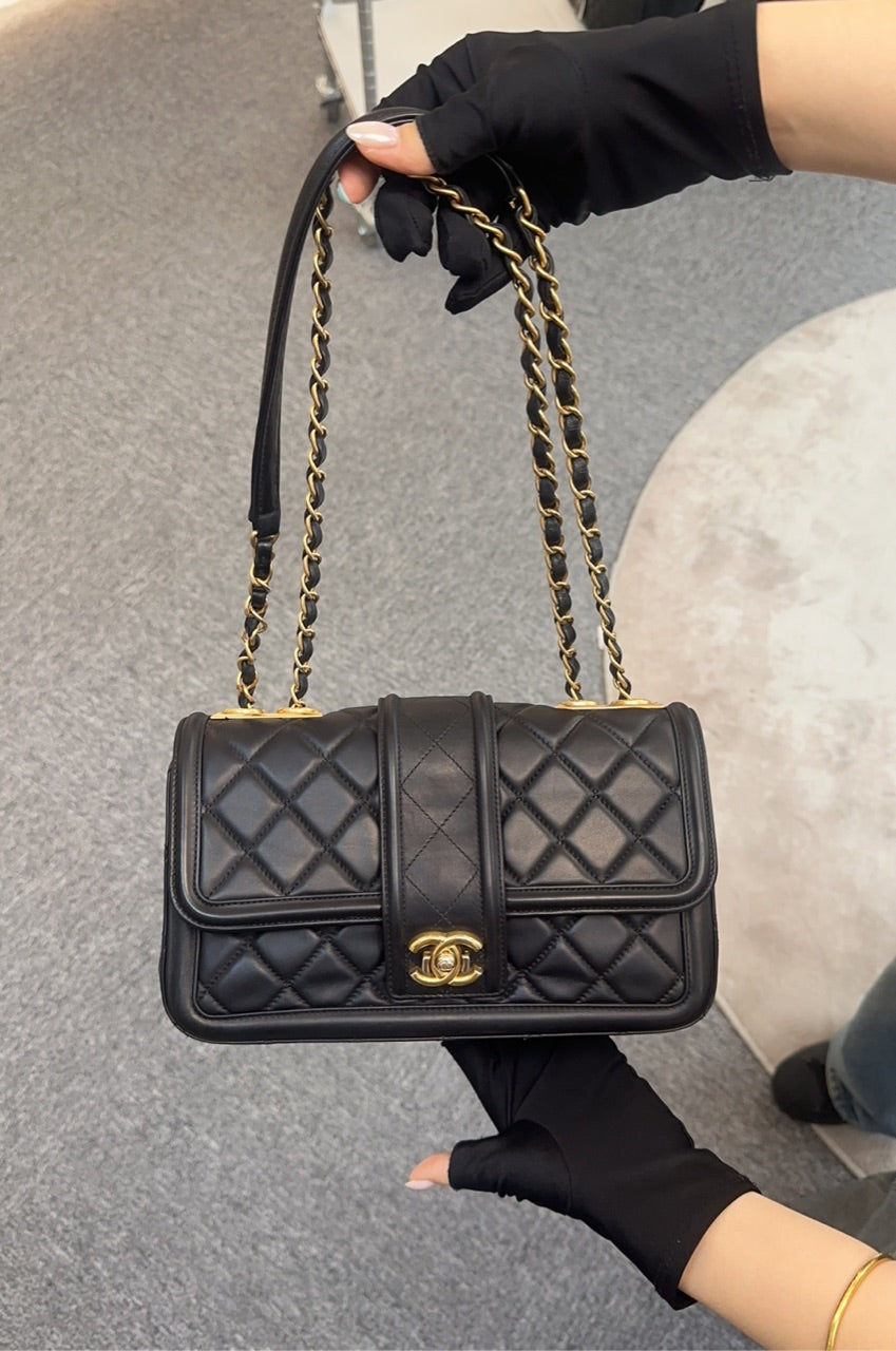 pre-owned Chanel Black and Gold  Shoulder Bag 57968051