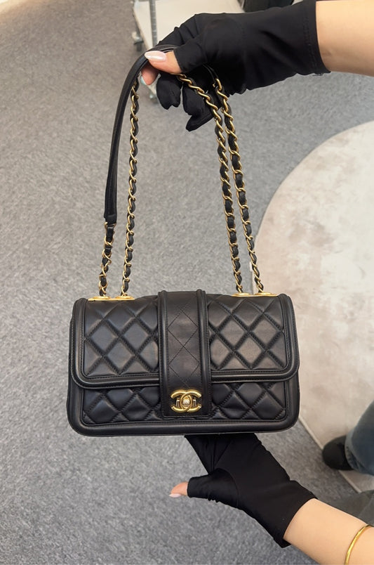 pre-owned Chanel Black and Gold  Shoulder Bag 57968051