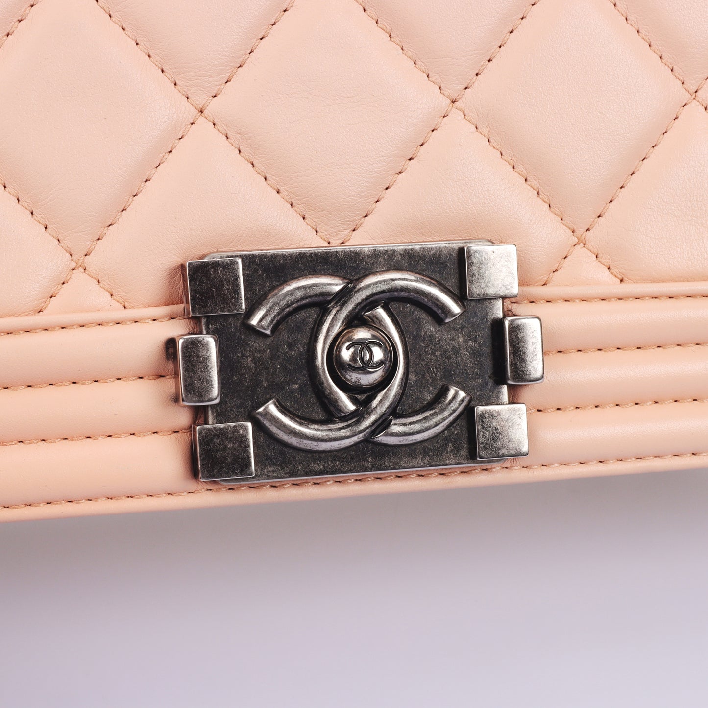 Pre-Owned Chanel Boy Medium Light Pink Calfskin Shoulder Bag 62070235