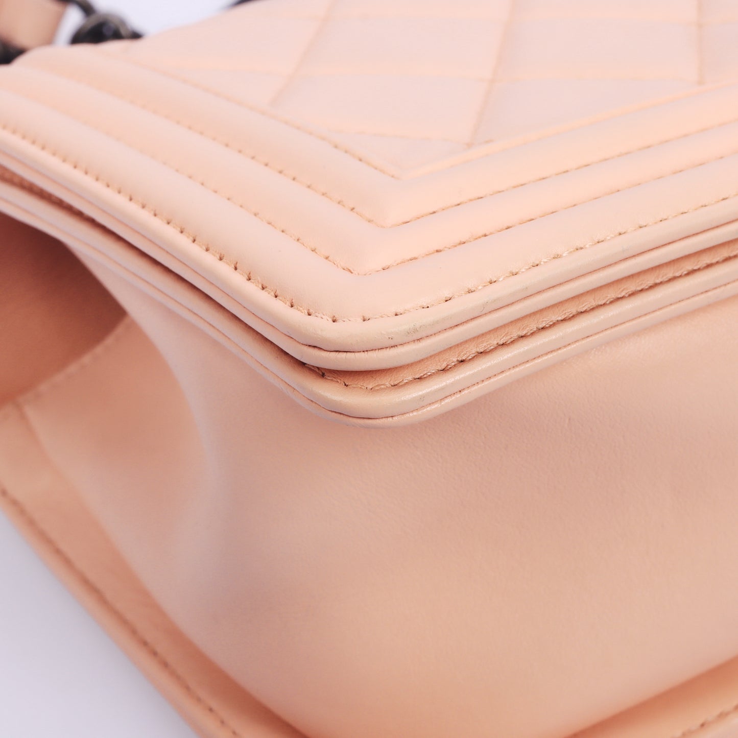 Pre-Owned Chanel Boy Medium Light Pink Calfskin Shoulder Bag 62070235