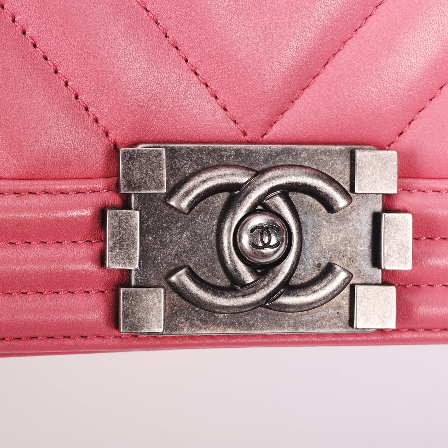 Pre-Owned Chanel Le Boy Pink Chevron  Leather Shoulder Bag 62409376