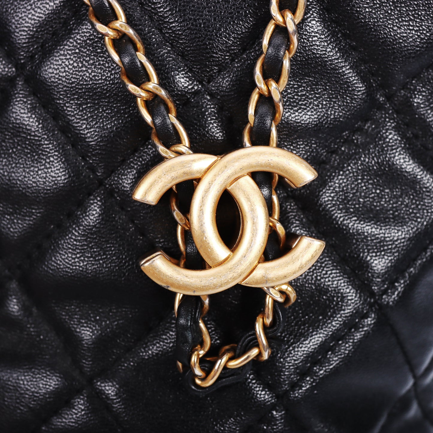 Pre-Owned Chanel Black Quilted Calfskin Shoulder Bag 75675396