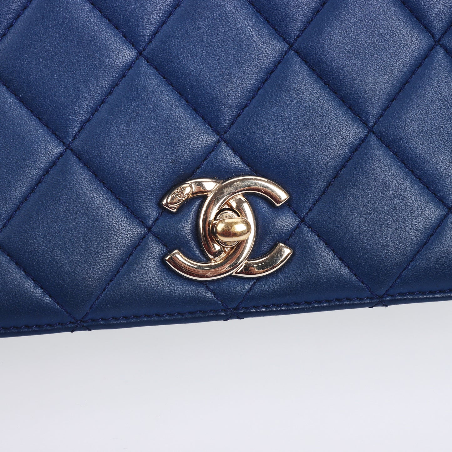 Pre-Owned Chanel  CC Blue Quilted Leather Crossbody Bag 84949392