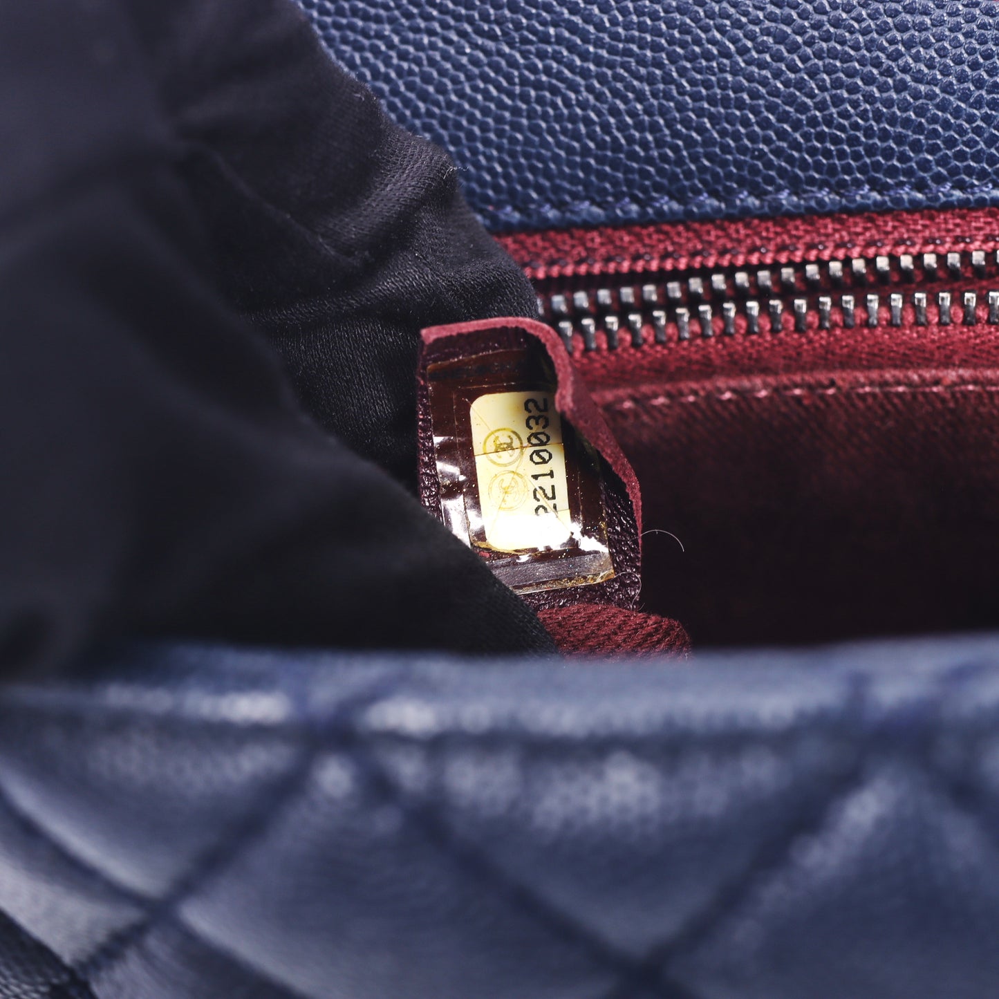 Pre-Owned Chanel Coco Handle Dark Blue Quilted Caviar Calfskin Leather Shoulder Bag 90038457