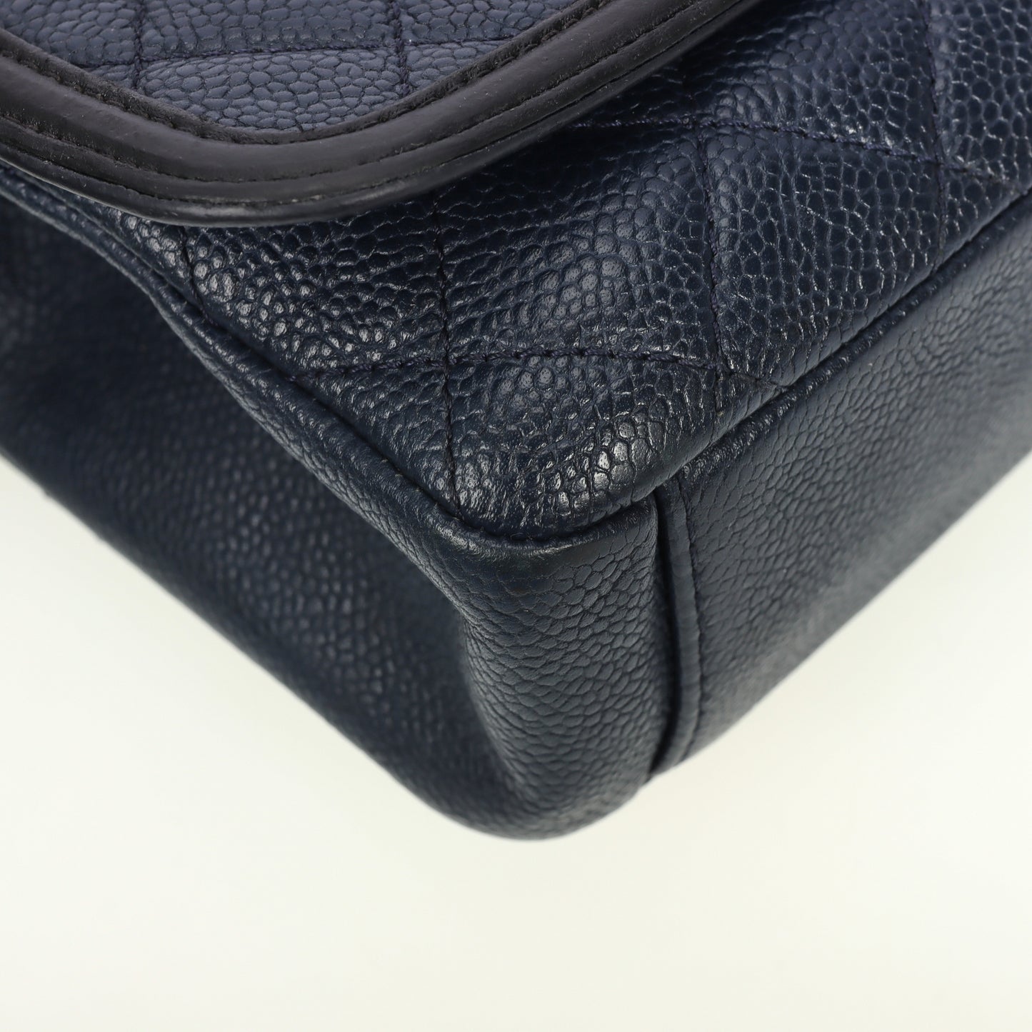 Pre-Owned Chanel navy caviar crossbody bag 94305139
