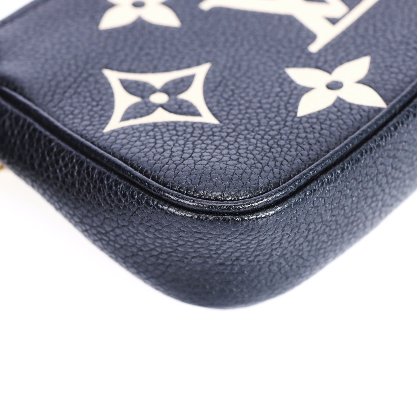 Pre-Owned Louis Vuitton Pochette Accessoires Black Calfskin Top Handle Bag 97630662