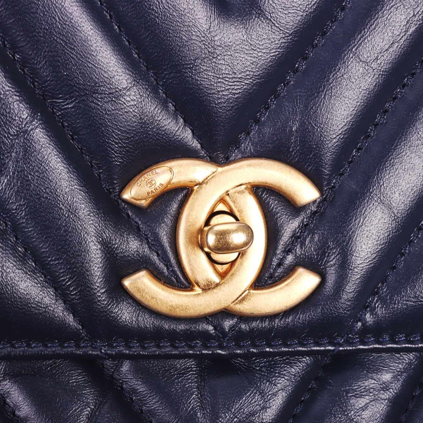 Pre-Owned Chanel Coco Handle Navy Blue Chevron Leather Shoulder Bag 97720929