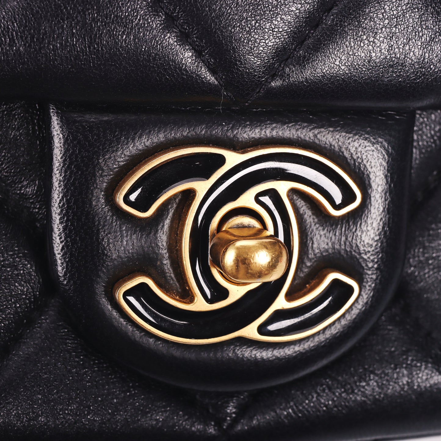 Pre-Owned Chanel Classic Flap Black Quilted Lambskin Leather Shoulder Bag 98609059