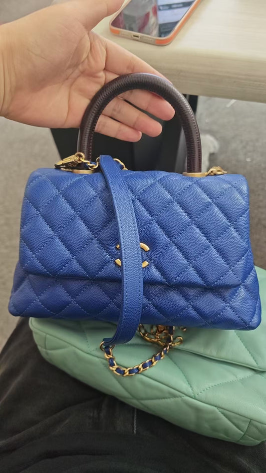 Pre-owned Chanel blue small  Coco Handle caviar shoulder bag 36243407