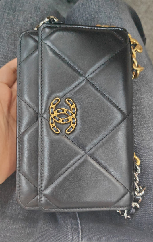 Pre-owned Chanel 19 black and gold  woc 58628263